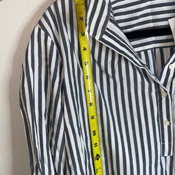 💫Trendy NWT Grey and white half button down long sleeved! - Picture 4 of 8